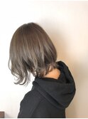 大人可愛いハイトーンカラーレイヤーボブミルクティーベージュ
