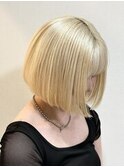 光り輝くブロンドボブ