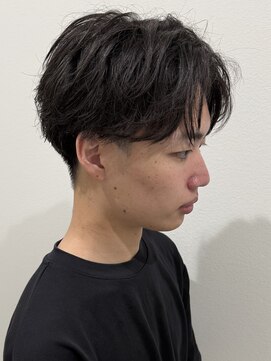 ヒュイル バイ ニアウ(Hwyl by Niau) メンズフェザーショート毛流れパーマフェザーパーマ刈り上げ