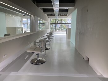 サンズ アイニー(SUNS ini)の写真/マンツーマン接客×隠れ家サロンであなただけの贅沢なサロンTimeを。美容歴が長い経験豊富なStylist在籍。