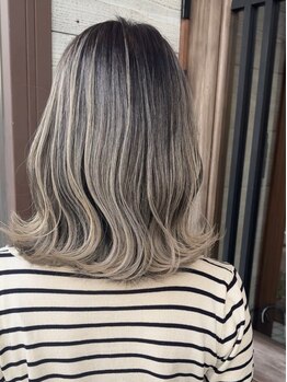 人気のデザインカラーではダメージレスブリーチを使用しているので髪に優しく明るい髪色にも挑戦できる♪