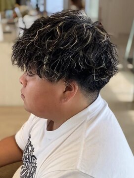 シャルムバイケンジ(Charm.by KENJE) メンズパーマ波巻きツイストスパイラル刈り上げセンターパート