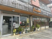 ビューティーサロンフレンド 泡瀬店の雰囲気（大きな看板が目印の入りやすいサロンです）