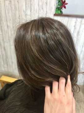 スピニングヘアティアナ(spinning hair Tiana.) 3Dハイライトアッシュグレージュカラー