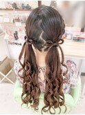 サイド編み込みのヘアリボンのツインテ