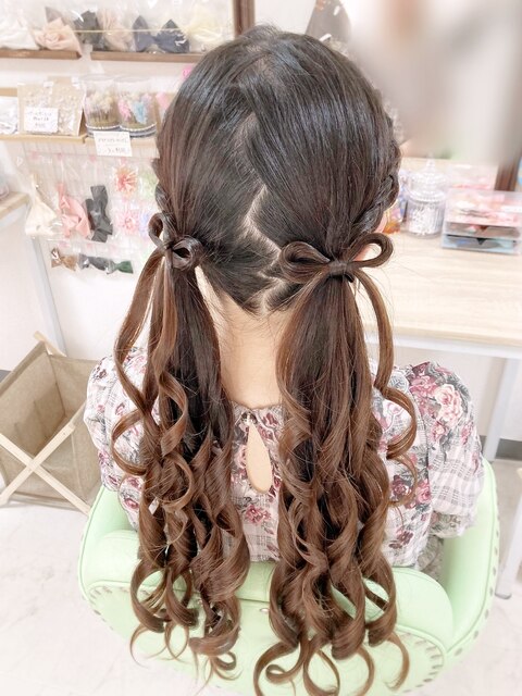 サイド編み込みのヘアリボンのツインテ