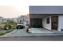 にびようの雰囲気（どちらでも構いませんが、空いている時は屋根側に駐車して下さい）