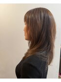 くせ毛を活かすロングレイヤー　ベージュカラー