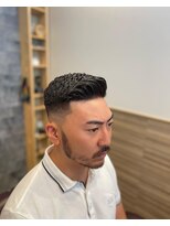 30代40代メンズ刈り上げフェードスタイルかき上げ短髪ワイルド