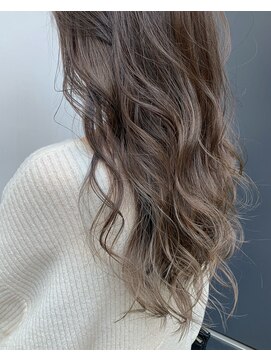 アリーズ シブヤ(ALLYS shibuya) フェミニティ ナチュラルアッシュ ハイライト　グレージュ