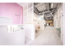 トリエ 川越(torie)の雰囲気（白とくすみカラーを基調とした女性好みのフロントでお出迎え♪）
