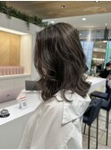 外国人風ハイライト白髪ぼかしグレージュミディアムレイヤー