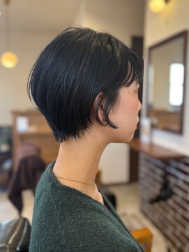 横顔美人な黒髪ショート