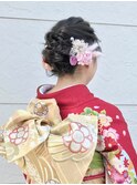 〈avant〉くるりんぱ＆ツイスト編みのシニヨン振袖ヘアアレンジ
