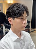 フェザーパーマ　センターパート　刈り上げ　　ビジネスヘア