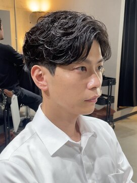 ブルニール 心斎橋(BLEUNIR) フェザーパーマ センターパート 刈り上げ ビジネスヘア