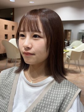 大人可愛いブラウンカラー/外ハネミディアム/顔周りおくれ毛