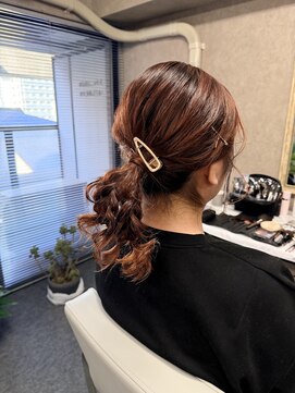 エニル(ENYL) カジュアルな三つ編み編み下ろしスタイル