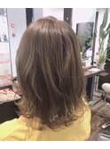 アッシュベージュ外ハネミディアムエアリーボブ