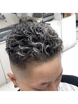 アヴニール アックス(Avenir axe) フェード×極道パーマ×ホワイトメッシュ