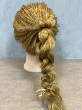 丸三つ編みアレンジ