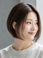 クロム(CHROM) 小顔に見える前下がりボブ。前髪なしで知的・クールな印象に