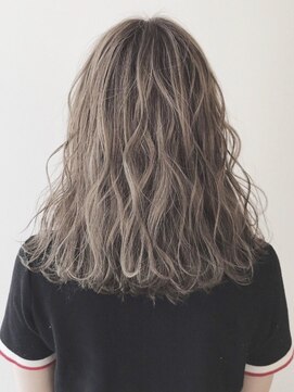 イール(iIIL) 【iIIL hair lounge】ナチュラルアッシュベージュ外国人風