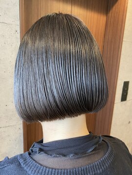 リラ バイ クオーレ(LIRA by CUORE) 切りっぱなしボブ