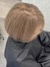 【白髪を隠さずオシャレに馴染ませるトレンドシームレスカラー】