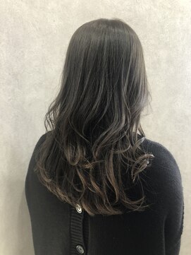 シロトータルデザイン(shiro total design) カーキグレージュ ×レイヤーカット