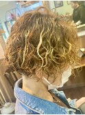 大人のカジュアルショートスタイル エッジパーマ ハイライト