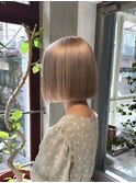 ホワイトベージュケアブリーチ切りっぱなしボブ内巻きボブ