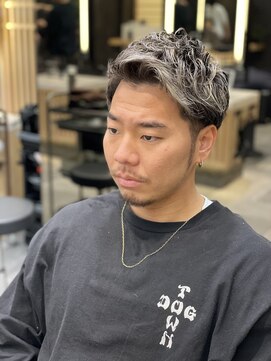 ラテ 渋谷(LATTE) ホワイトメッシュ 刈り上げ マッシュ アップバング