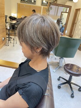 チリンバイロストシティー(Chillin by LOSTCITY) ショートボブインナーカラー白髪ぼかしハイライト