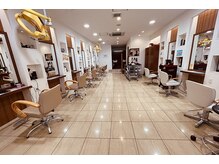 美粧ほそやバイファブリック(by fabric)の雰囲気（白を基調とした明るい店内広々として落ち着けます。）