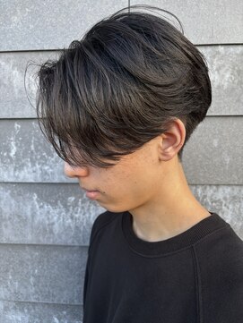 ヒュイル バイ ニアウ(Hwyl by Niau) MEN’S HAIRセンターパートスパイラルパーマニュアンスパーマ