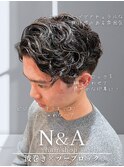 ゆるいウェーブとアップスタイルが爽やかな男前を演出
