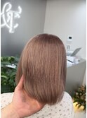艶ベージュ×切りっぱなしボブ