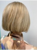 前下がりボブ、プラチナブロンド、ホワイトブリーチ
