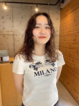 カフネ ジュントス ヨロ(Cafune' juntos YOLO) レイヤー×こなれ感と柔らかい質感のパーマ