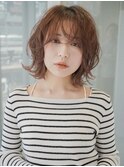 イヤリングカラーアプリコットオレンジ外ハネくびれヘア