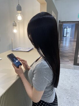 シュヴーブリヤン(cheveux brillants) 神戸三宮の美髪縮毛矯正｜毛先まで整う上品な黒髪ロングスタイル