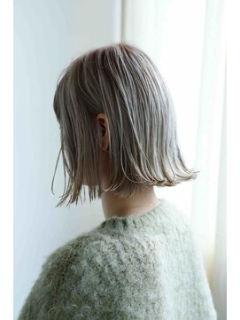 シーアンド(c&) ホワイトベージュ×外はねボブ