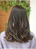 伸ばし途中の柔らかアッシュミディアム