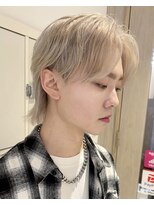 ホワイトカラーのメンズ韓国アイドルヘア