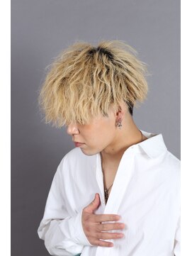 リップス 栄(LIPPS) ブロンド刈り上げマッシュ