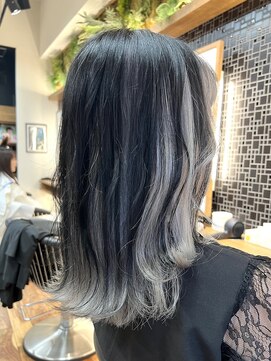 ルーム(Room) ホワイトカラー/アンブレラカラー/インナーカラー/外ハネミディ