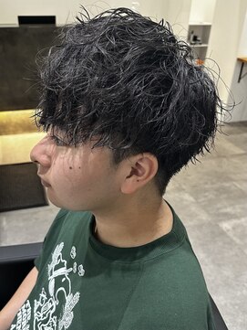 ヒュイル バイ ニアウ(Hwyl by Niau) メンズマッシュパーマニュアンスパーマスパイラルパーマ刈り上げ