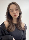 くびれミディアム　レイヤーカット　オリーブカラー