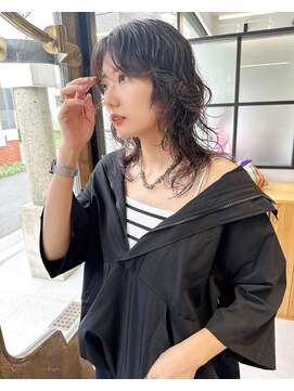 ホロ(hollo) ミディアムレイヤーウルフパーマ